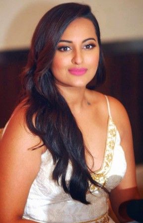 35 Hot And Sexy Sonakshi Sinha Pictures â€“ Dabangg Girl