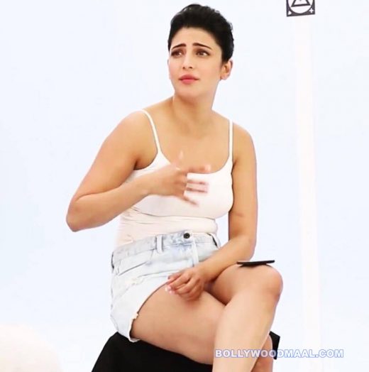 Shruthi Hassan Hot And Sexy 022